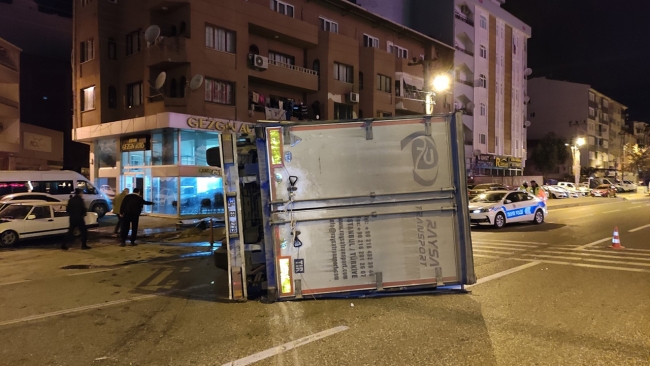 Bursa'da kontrolden çıkan tır oto galeriye daldı